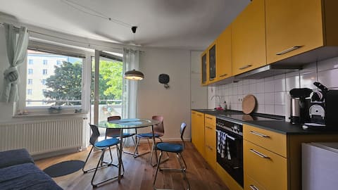 Popular Airbnb listing: Cosy City Flat, 6min. old town, 16min. trade show in Untere Au