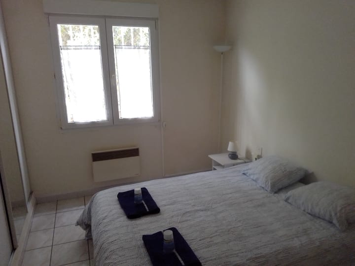 Dhoma e gjumit 2 me një krevat dopio me një dollap të madh