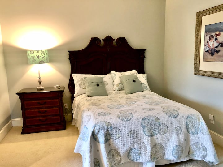 Брачна спална соба со крик и бања со Џил која се дели со друг брачен кревет (широк 150-179 см) на вториот кат