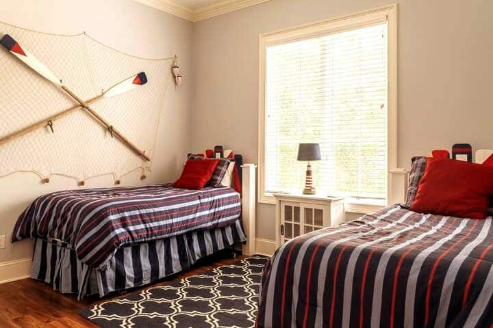 Двокреветна соба на главно ниво со приватна бања