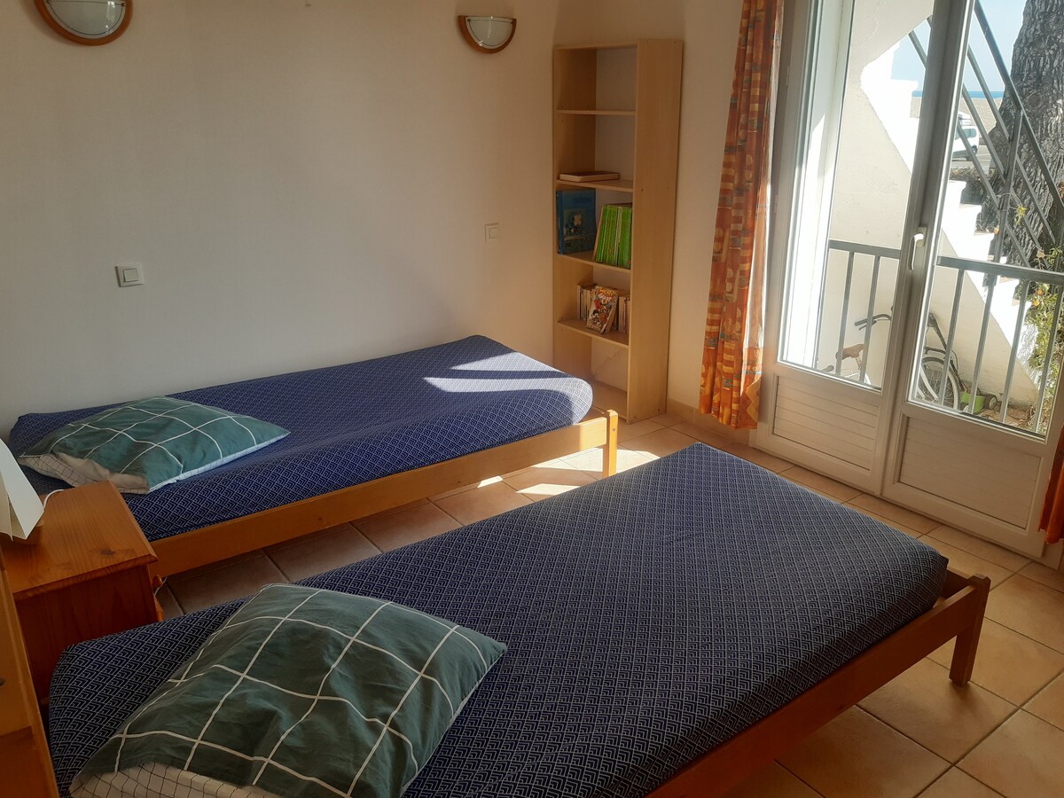 Chambre n°3 avec vue mer

- deux lits en 90X200 cms
- table de chevet
- armoire
- bibliothéque
- volet roulant électrique, double vitrage.
