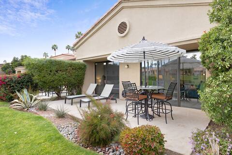Modern Décor with Enviable S-Facing Location!