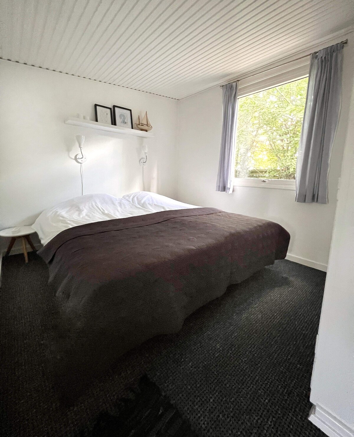 Dormitorio con cama doble