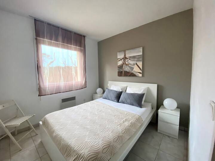 Habitación de cama doble con armario empotrado. Se proporcionan sábanas, almohadas, mantas y edredones. Para un niño pequeño, cuna con colchón cómodo adicional en el lugar a disposición de los padres.