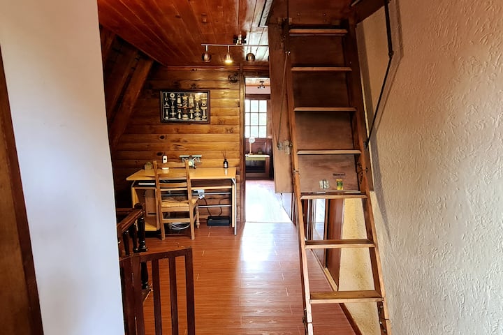 Schodisko Bohardilla, ktoré poskytuje prístup do hornej izby