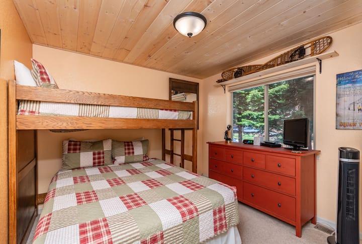 Esta habitación tiene una cama queen con una cama individual arriba