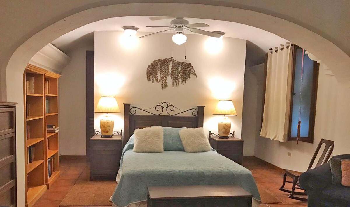 Hlavná spálňa so šatníkmi za posteľou