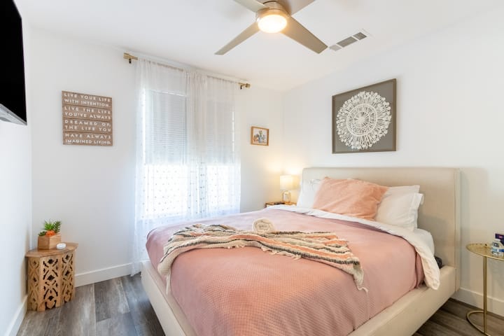 Queen Bedroom #2 აღჭურვილია კედელზე მიმაგრებული ტელევიზორით.