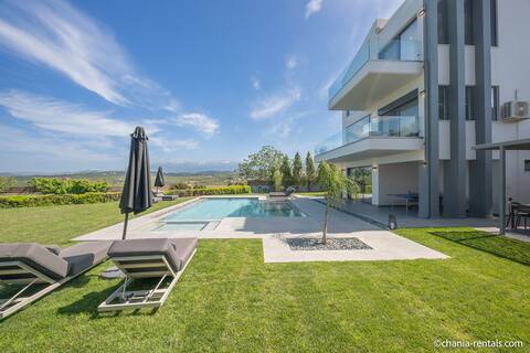 Aurora Villa, huge, modern villa with heated pool