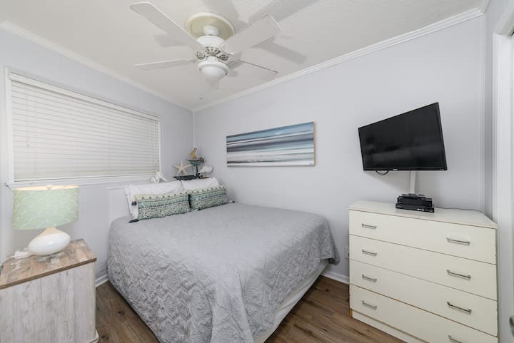 卧室配有智能电视和DVD播放器 