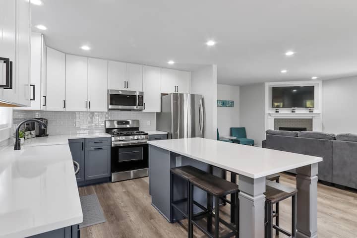 Cherry Street Retreat, 4BR 4BA Sleeps 14!