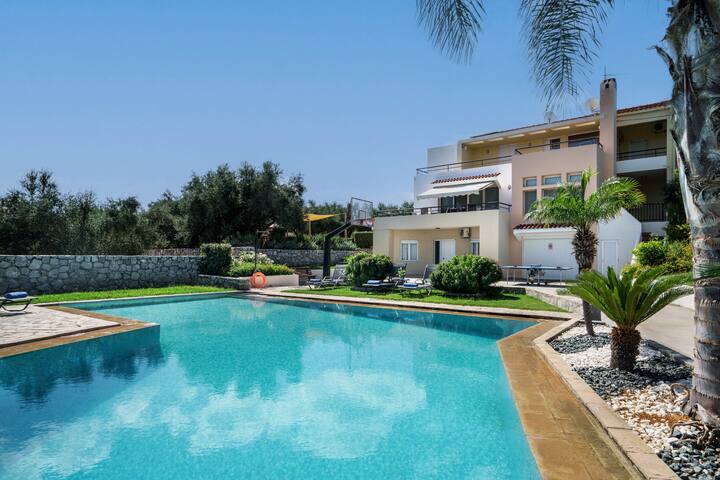 Villa w/Private Pool, Play Area, BBQ & Ping Pong gallery image 2