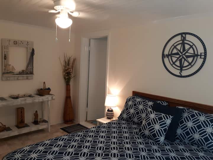 chumba cha kulala cha nyuma kina godoro la malkia.. kama katika mtindo wa nyakati za wavuvi... lazima utembee kupitia chumba cha kulala cha nyuma ili ufike bafuni!