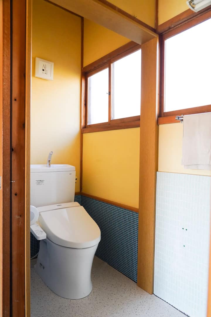 トイレは改修済み。ウォシュレット付きです。