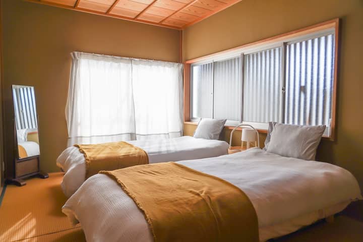 寝室はシングルベッド2台（リビングにダブルになるソファ1台）