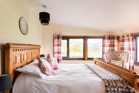 The Retreat, Llanrhaeadr YM, SY10 0AU.