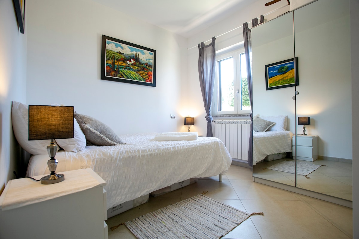 ห้องนอน 3 พร้อมวิวชายฝั่งและเมือง Tropea ที่อยู่ไกลออกไป รูปนี้แสดงเตียงเป็นเตียงคู่ 