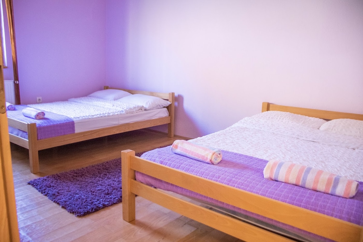 Спална соба 2 кревета:
2 пати брачен кревет (широк 180 - 200 см
): 4