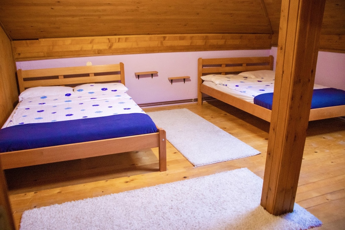 Спална соба 4 кревета:
2 пати брачен кревет (широк 180-220
см) Лице: 4