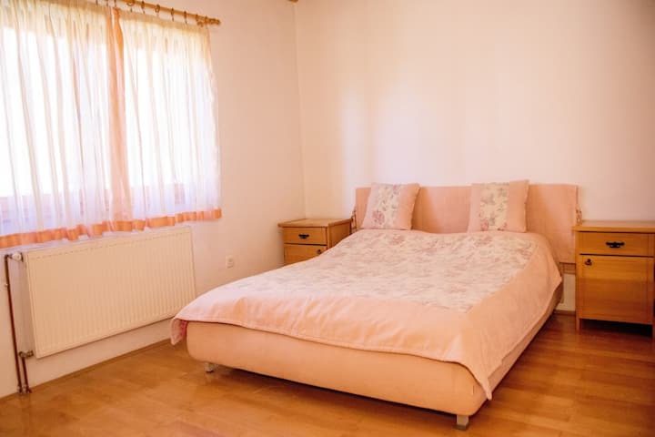 Bedroom 1
Bed: 1x king size
Person: 2
