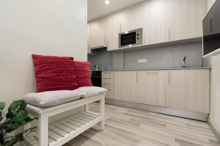 Va21 - Beach 3 Min - 2 Bedroom, Balcony, Workspace - Barcelona