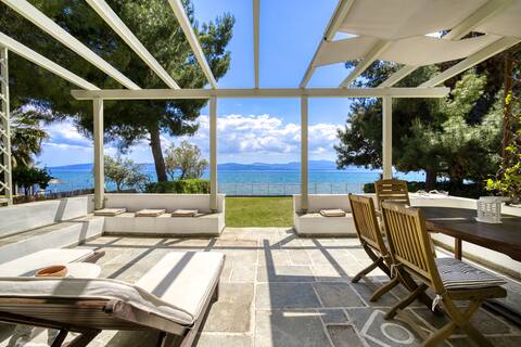 Super relaxing beachfront property