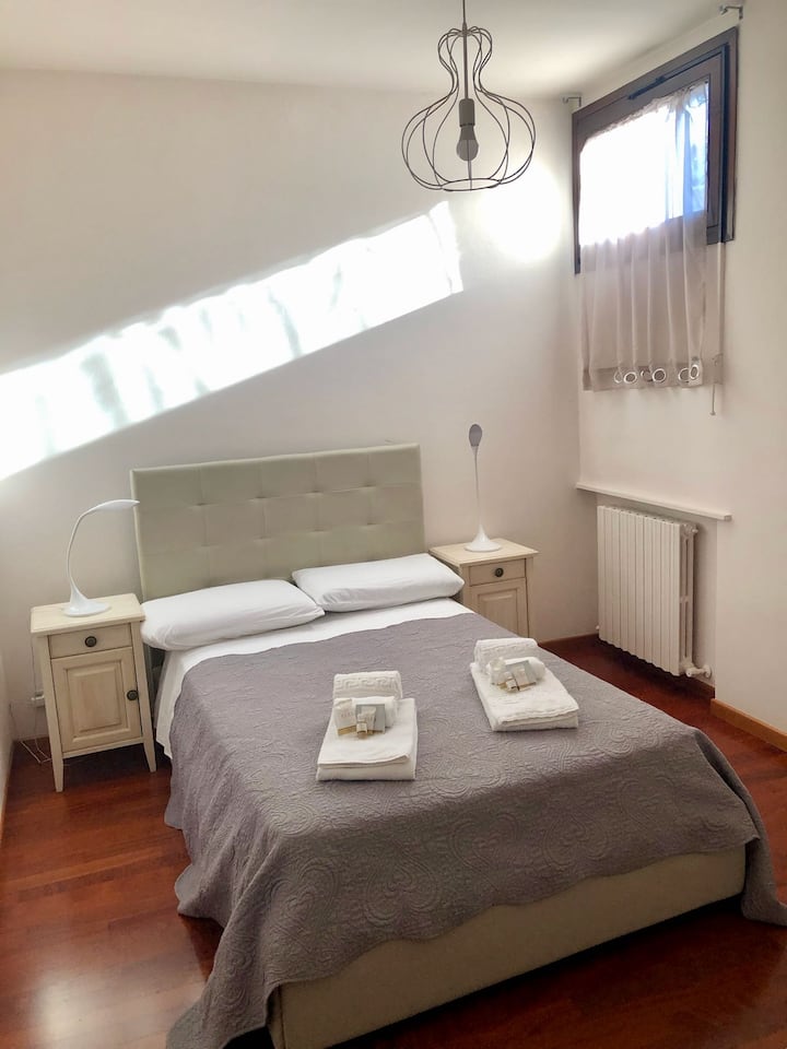 חדר שינה שני עם מיטת קווין סייז