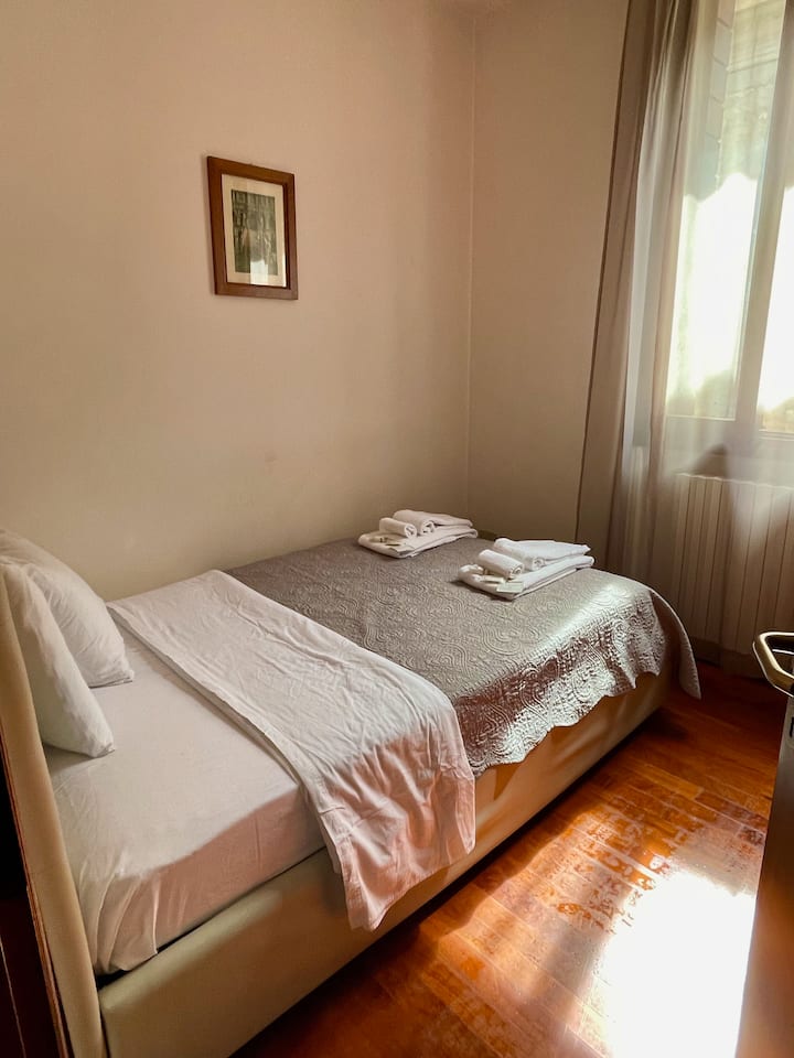 חדר השינה השלישי עם מיטת קווין סייז