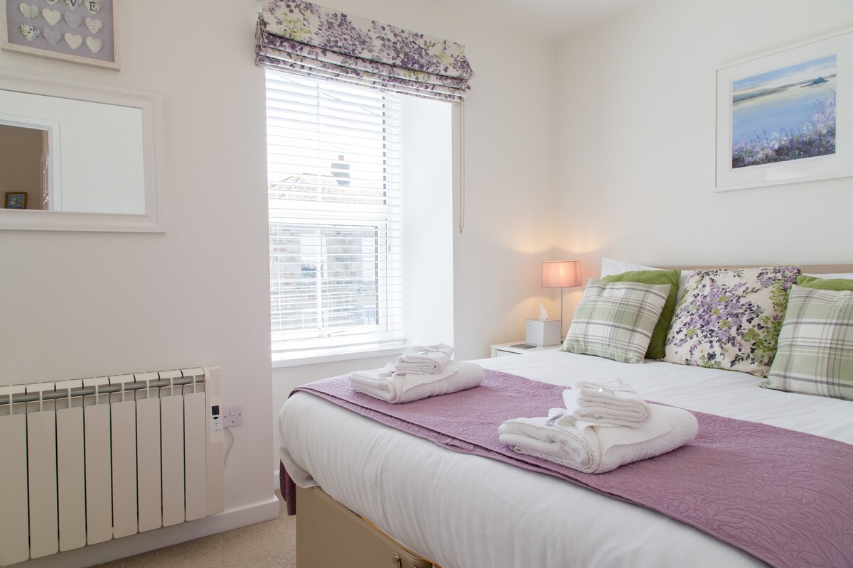 Prvá spálňa je pohodlná manželská posteľ