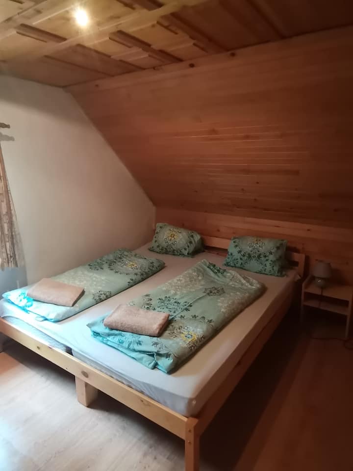 na poschodí