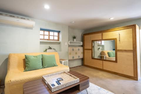 Popular Airbnb listing: Lovely Silverlake Studio with Parking in Silver Lake