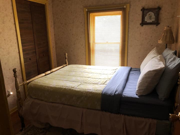 Cama matrimonial en una habitación pequeña