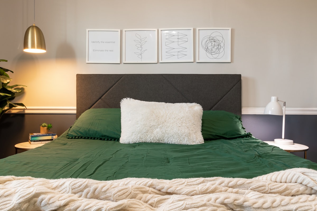 The second bedroom completely decorated with the idea of Shalom in mind. Queen bed with medium/soft green tea memory foam mattress. 