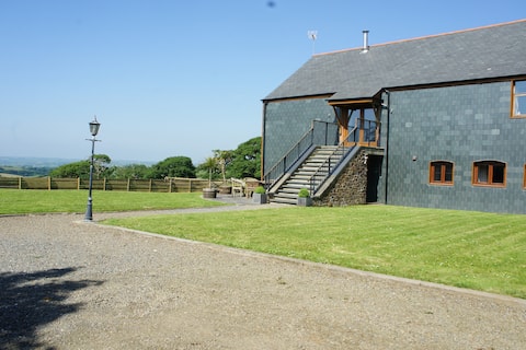 Countryside Escape for 8- Hot Tub, Dogs Welcome