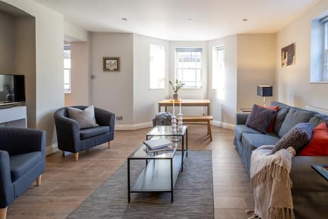 Central, Modern & Elegant two bedroom Apartment