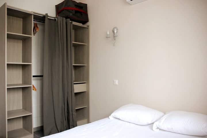 חדר השינה של ההורים הממוזג עם מיטה זוגית בגודל 140 x 190 ס"מ, ארון בגדים, החלון שלו המשקיף על המרפסת הפרטית, טלוויזיה עם מסך שטוח קטן. 