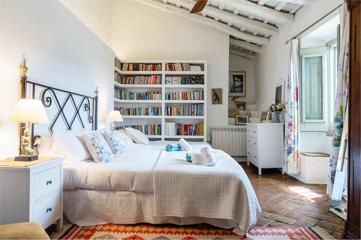 Mont-Blanc : trois lits simples ou lit king size et lit simple. Cette chambre partage une salle de bain avec Ripoll à l'aide d'une entrée indépendante. Ventilateur de plafond calme et très efficace