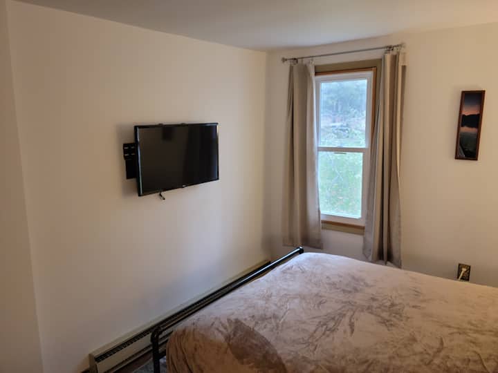 Otra vista del dormitorio #3 con una cama de tamaño completo y TV inteligente.