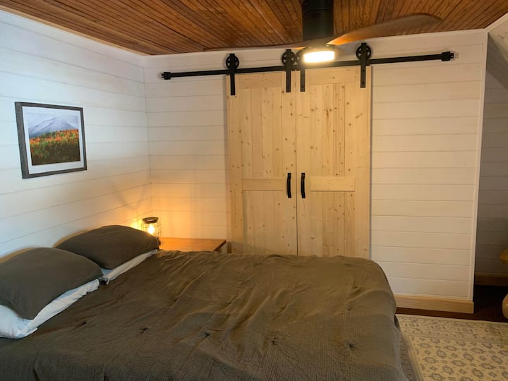 Dormitorio principal en la planta superior: cama tamaño queen.