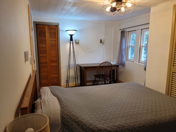 Dormitorio #4 con una cama tamaño queen y escritorio.