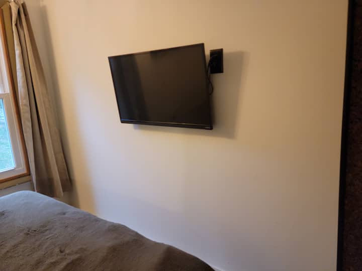 Otra vista del dormitorio #2 con cama queen Select y TV inteligente.