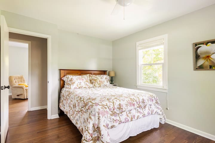 تحتوي غرفة النوم 3 (في الطابق الثاني) على سرير مريح بحجم كبير من رغوة الذاكرة وإطلالة على الفناء الخلفي. 