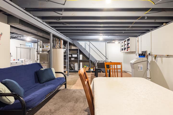 يتضمن الطابق السفلي مجموعة واسعة من ألعاب الورق وألعاب الطاولة (على الرف في أسفل الدرج)، ولعبة أركيد، وطاولة كرة قدم، وفوتون لمساحة إضافية للاسترخاء/النوم، والغسالة والمجفف.  