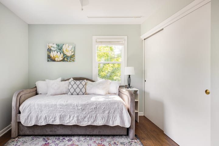 تحتوي غرفة النوم 4 (في الطابق الثاني) على سرير نهاري مزدوج مع سرير مزدوج.  