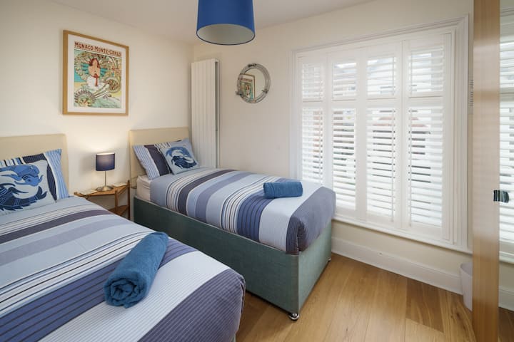 חדר שינה קדמי עם טווין - רק מראה חלון ותריסים