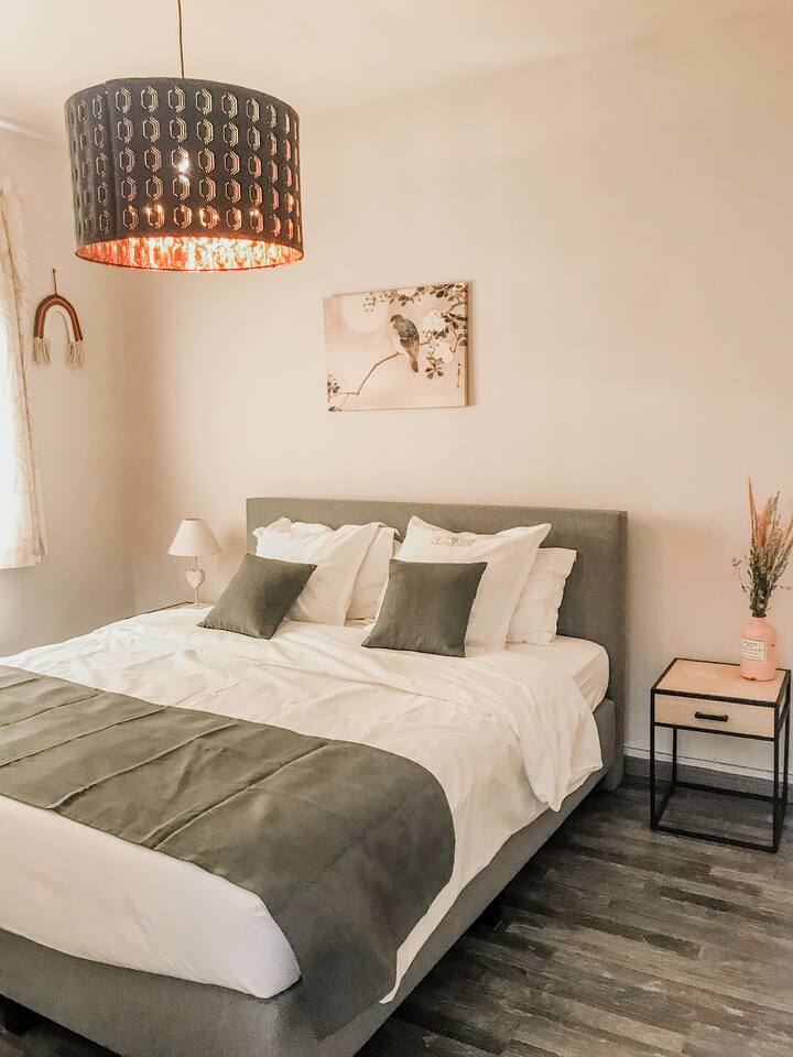 спалня с двойно легло и закачалка за дрехи (втори етаж)