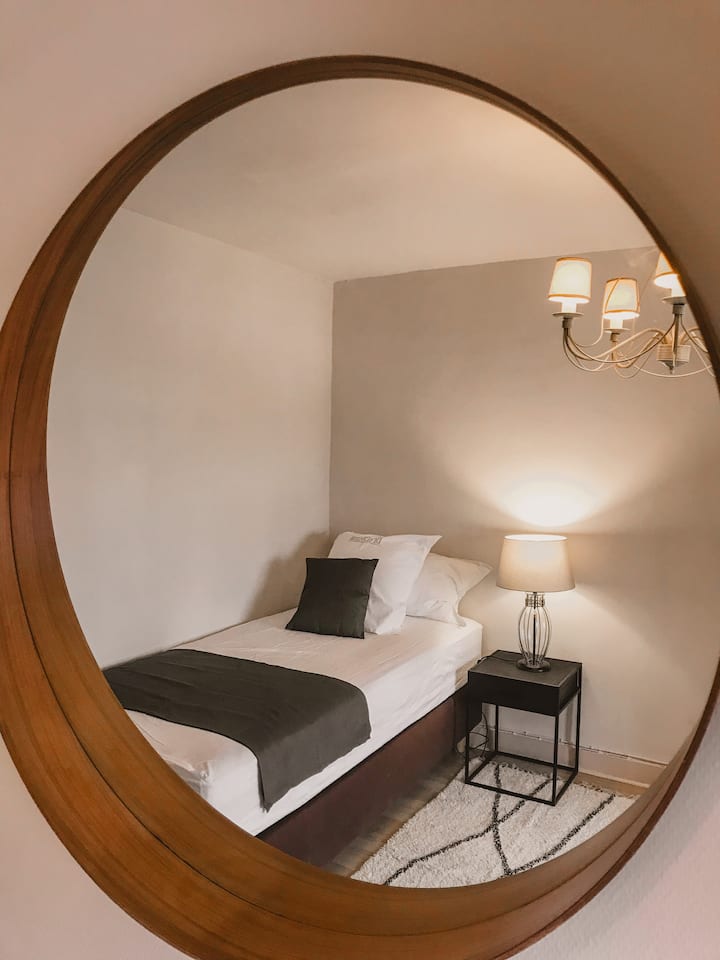 спалня с единично легло и гардероб (втори етаж)