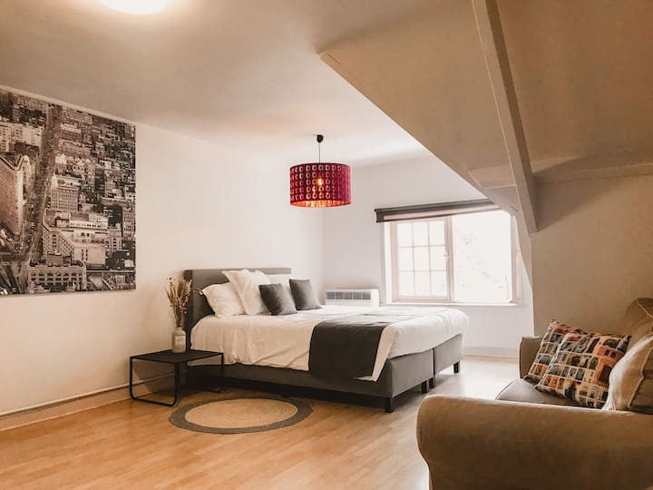 спалня с двойно легло, гардероб и диван (втори етаж)