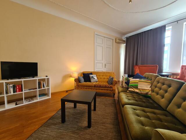 Family place, 4bdr, living room. Parking 15e/n