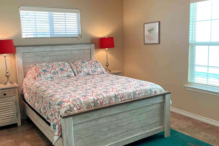 Camera da letto matrimoniale con materasso Nectar nuovo di zecca.  Molto morbido e comodo. 